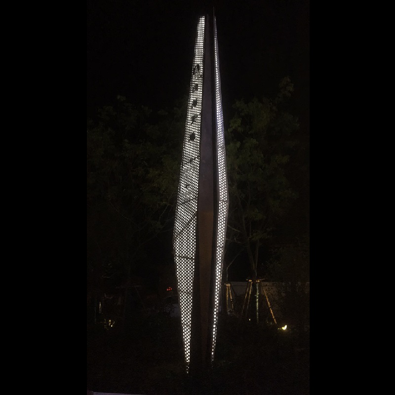 園林景觀不銹鋼雕塑廠商專(zhuān)制拉絲不銹鋼精神堡壘雕塑2