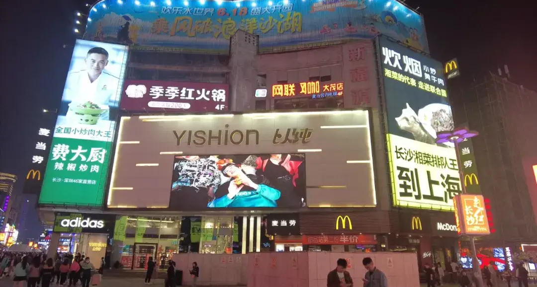 走訪長(zhǎng)沙、重慶等地后，我總結(jié)出一套做燈箱廣告牌“吸金術(shù)”