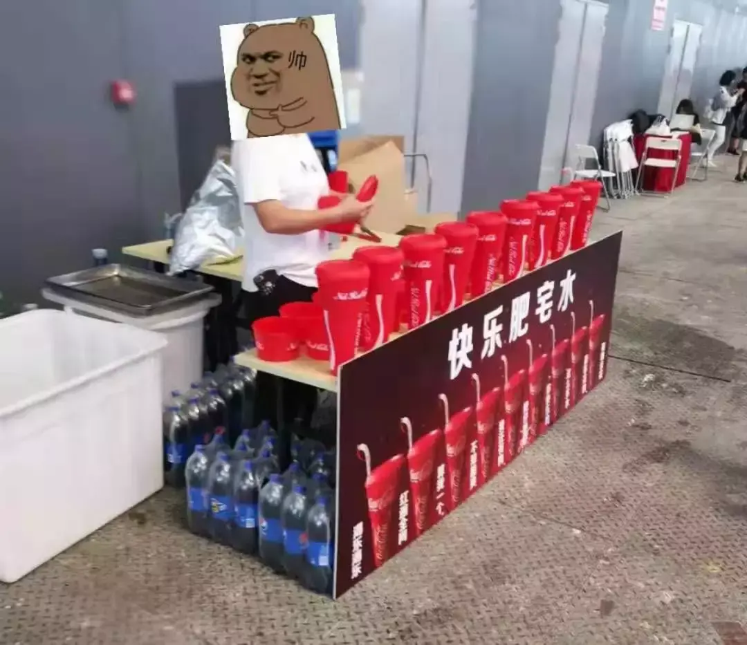 中國路邊的做燈箱廣告牌，我能笑一年27